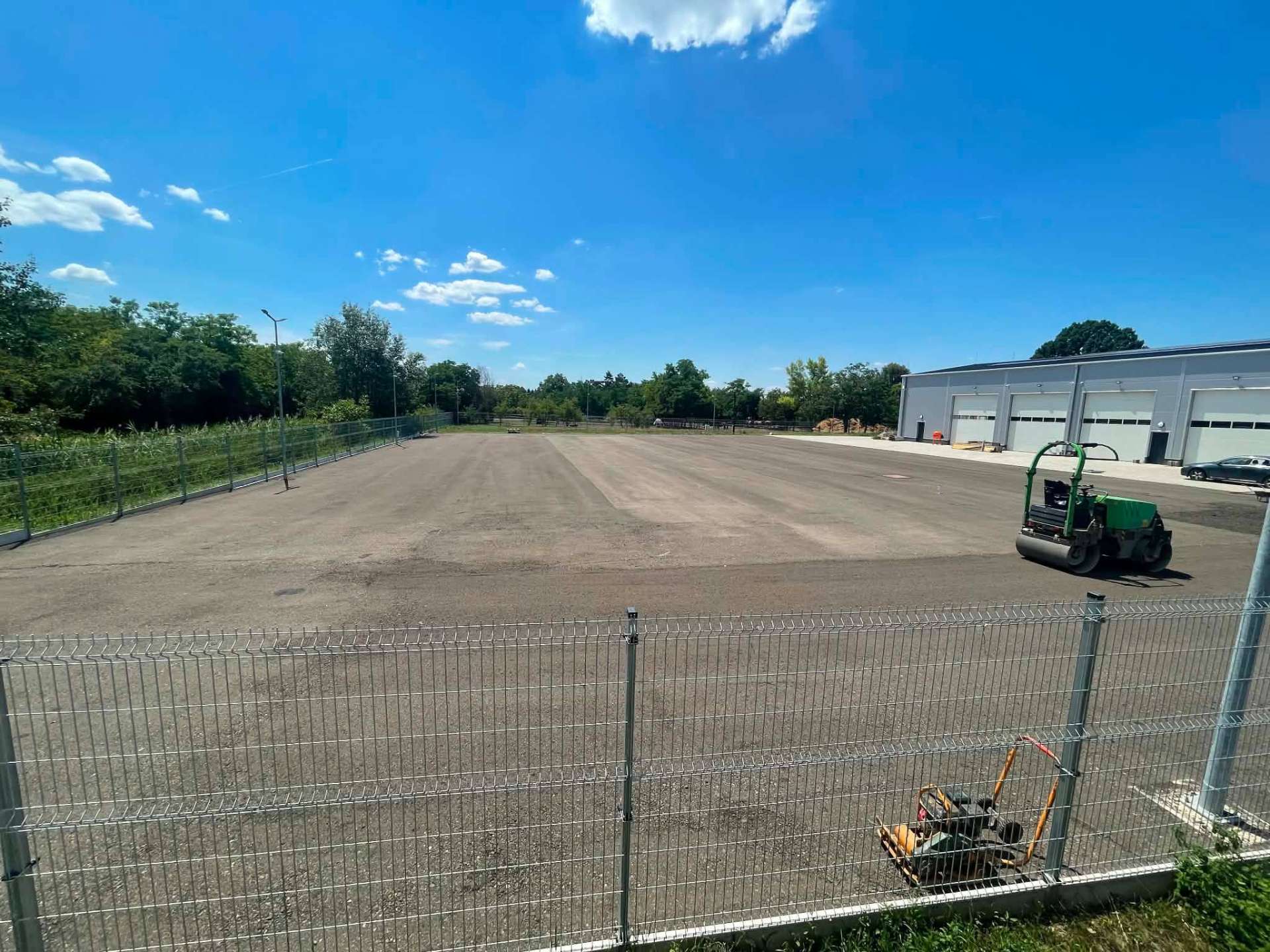 Frissen aszfaltozott parkoló az Agroparkban Békéscsabán